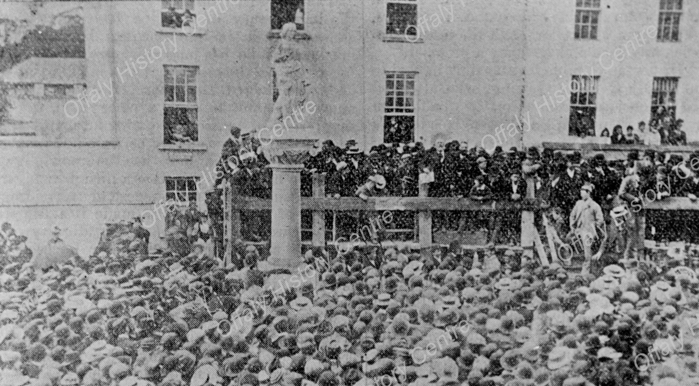 002593 Crowds at Martyrs Monument Birr.1897.